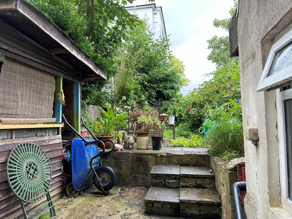 Lot: 105 - BLOCK OF FIVE FLATS FOR INVESTMENT - Basement Flat Garden